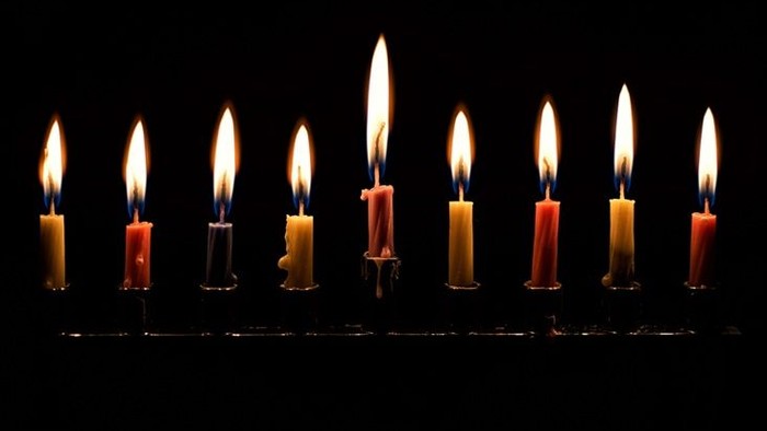 Ni lysende lygter i mørke rum