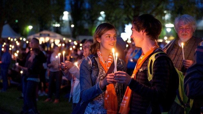 Menschen bei einer Kerzenlichtveranstaltung im Freien