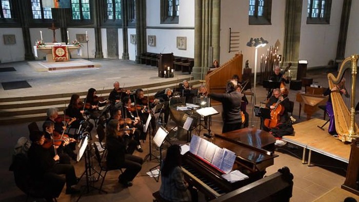 Kircheninneres mit Orchesterauftritt