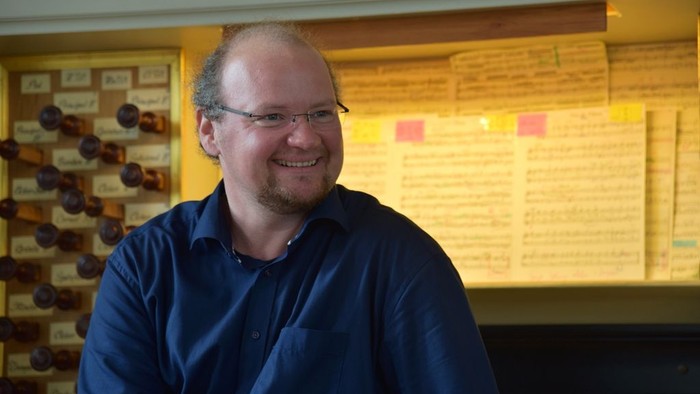 Jonas Sandmeier vor dem Orgeltisch