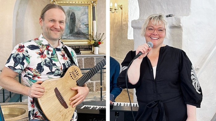 To dyrkede mænd spiller guitar og synger i et historisk rum