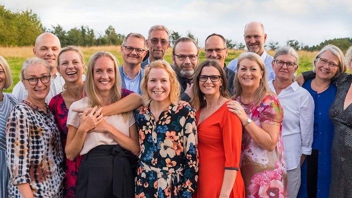 En glade gruppe af venner eller familie samlet i en park