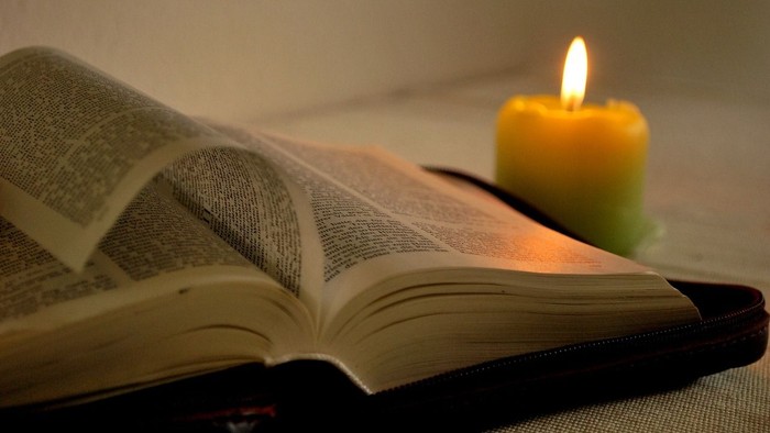 Bibel und Kerze