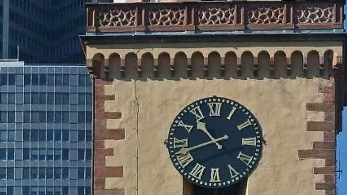 Das Bild zeigt den Fernsehturm und den Rathausturm in Hamburg.