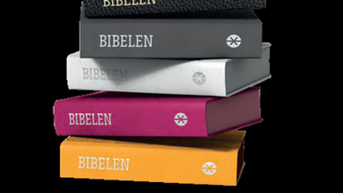 Fire Bibelen i forskellige farver stakket op på hinanden
