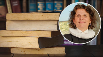 En stabel med gamle bøger og et indsætningsbillede af en kvinde