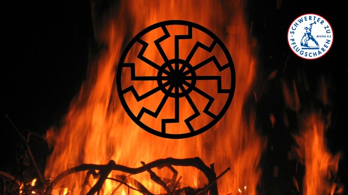 Ein schwarzes Sonnensymbol brennt über einem feurigen Hintergrund mit einem Logo in der Ecke.