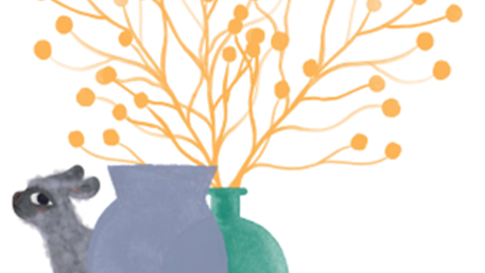 En gris kigger ind i en blå vase med orange blomster.