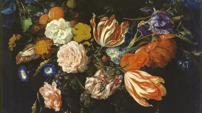 Et stilleben af en blomsterdekoreret kranse med farverige blomster og frugter.