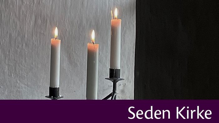 Tre lysende lysekøn med røg på hvid mur