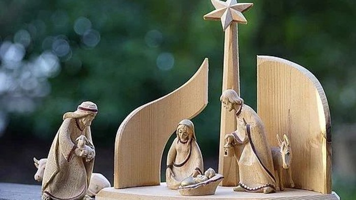 Holzfigurinen der Krippe mit Maria, Josef und Baby Jesus