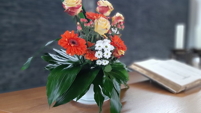 Ein Blumenstrauß in einer Vase auf einem Holztisch