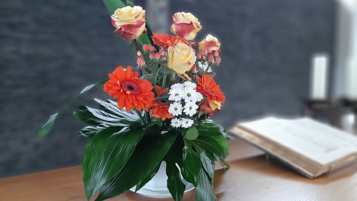 Ein Blumenstrauß in einer Vase auf einem Holztisch