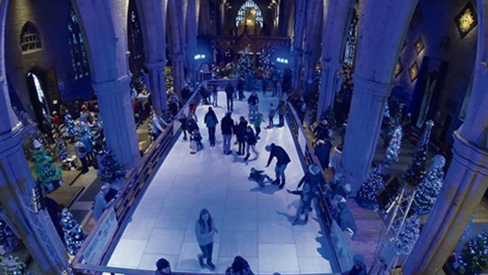 Large indoor market with people walking and shopping.
