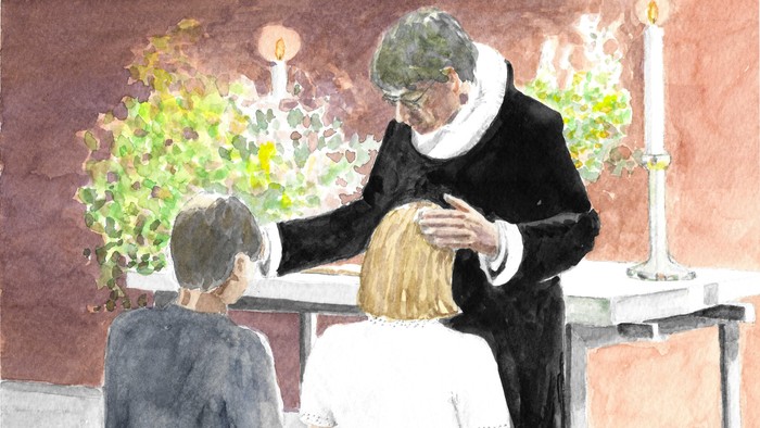 En præst udfører en ritual på et barn i en kirke.