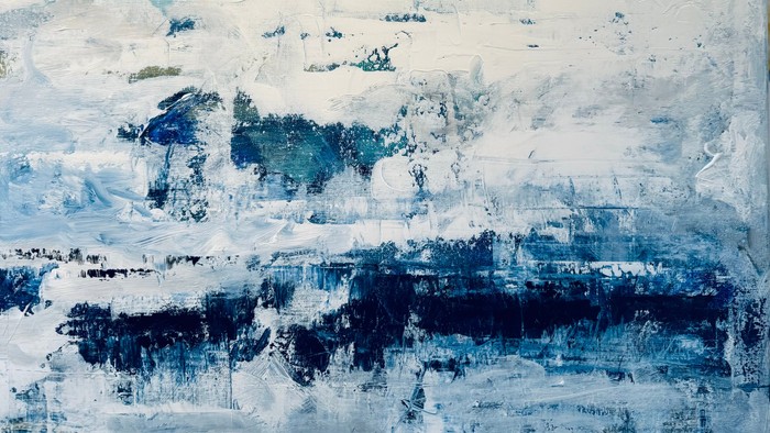 Abstraktes Gemälde in Blau- und Weißtönen, das ein ruhiges, ozeanisches Thema suggeriert.