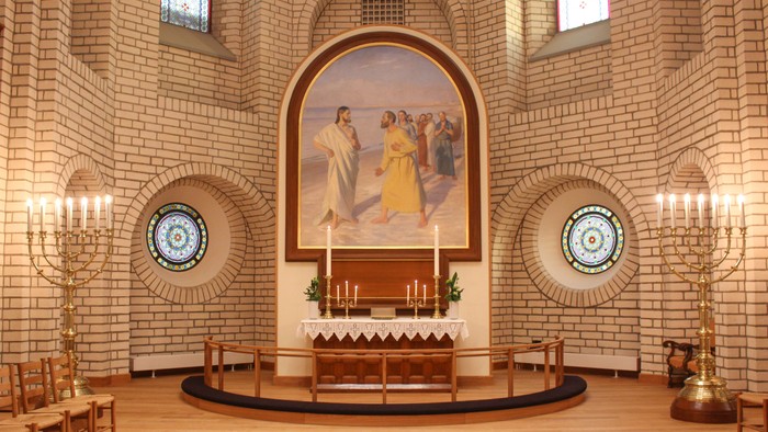 Indre del af kirke med alter og maleri