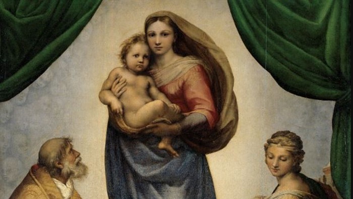Ein Bild zeigt eine Mutter mit Kind, umgeben von zwei Heiligen und Engeln, vor grünem Vorhang