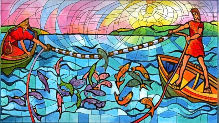 Billedet viser en farverig glasmaleri-scene med fiskere og en stor fangst af fisk.