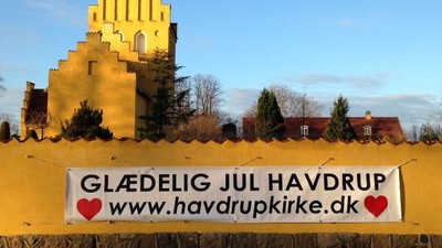 Gul kirke med banner: "Glædelig jul" og "www.havdrupkirke.dk"