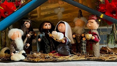 En julekreds med figurer og blomster.