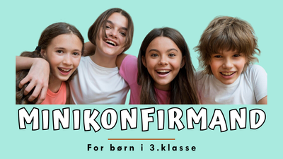 Fire piger smiler til kameraet med teksten "MINIKONFIRMAND" og "For born i 3. klasse".