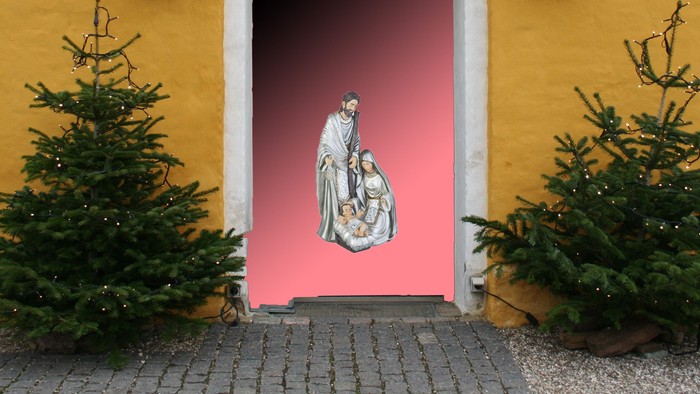 Gul mur med arkformet indgang og juledekor.