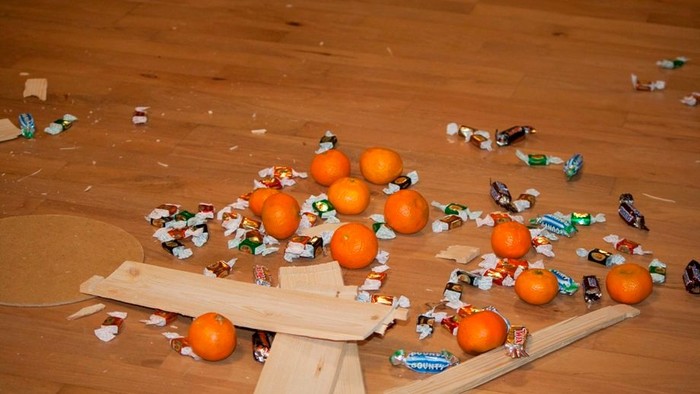 Oranger og chokolade på gulv.