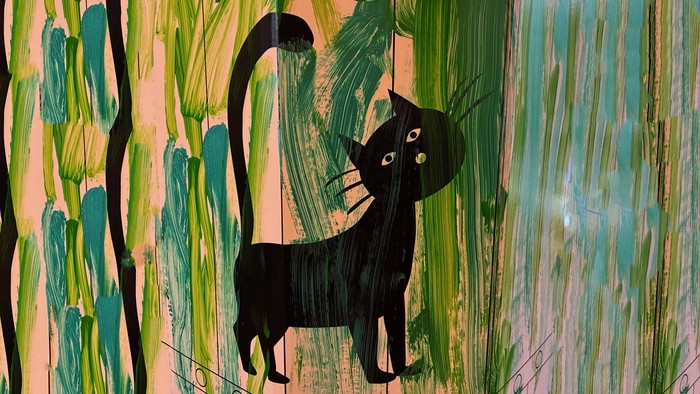 En sort kat står mellem stiliseret, levende grønt løv i et abstrakt maleri.