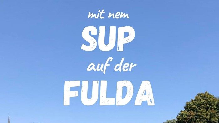 Flusslandschaft mit Brücke und Gebäuden, Veranstaltung am 11. September 2025