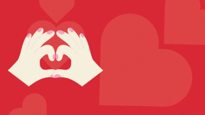 Hænder der former et hjerteskær mod en levende rød hjertebaggrund.