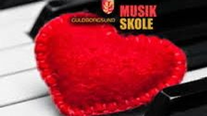 Et rødt hjerteformet objekt ligger på klavertangenter med et logo, der står *