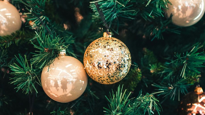 Juletræ med gyldne og kobberfarvede pynteting