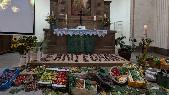 Altar in Kirche mit Blumen, Obst und Gemüse geschmückt