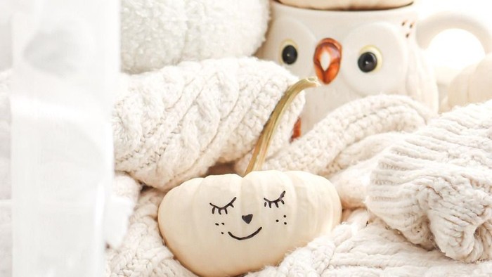 Weiße Dekoration mit Schneemann, Wolle und Lichterketten