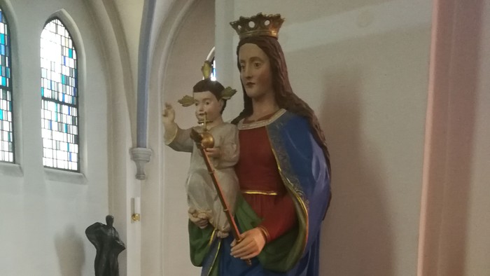 Die Statue einer Heiligen mit Kind in einer Kirche.