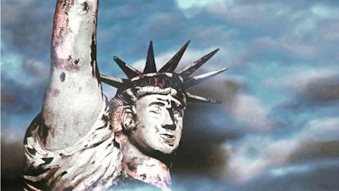 Une Statue de la Liberté usée par le temps se dresse fièrement sous un ciel dramatique et nuageux, sa torche levée bien haut.