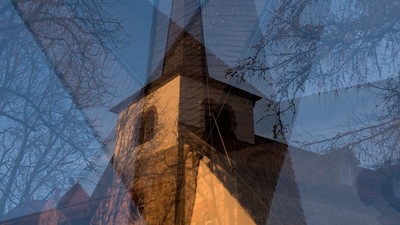 Ein Kirchturm vor einem blauen Himmel und Bäumen, dargestellt in einem mehrfach gespiegelten Bild.