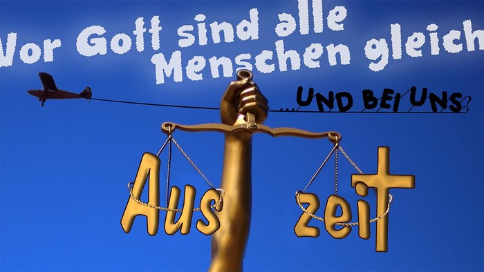 Eine goldene Statue der Justitia hält eine Waage mit einem Kreuz, vor einem Himmel mit Antidiskriminierungstext.