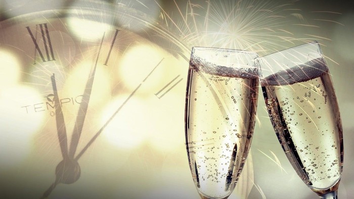 Toast med champagnoglober og nyårsfyrværkeri