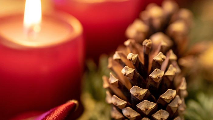 Tre lysede lygter og en firkantet nød med grønne nåle.