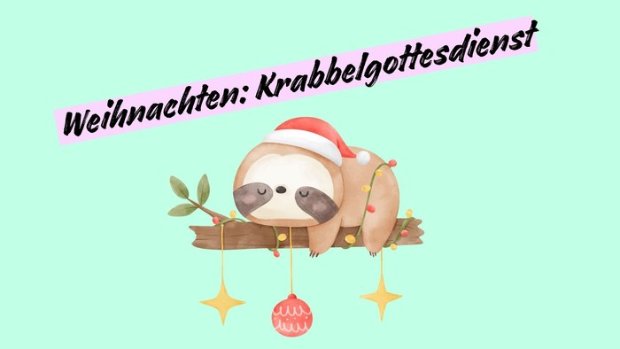 Ein Faultier in Weihnachtsmütze sitzt auf einem Ast mit Weihnachtsdekorationen