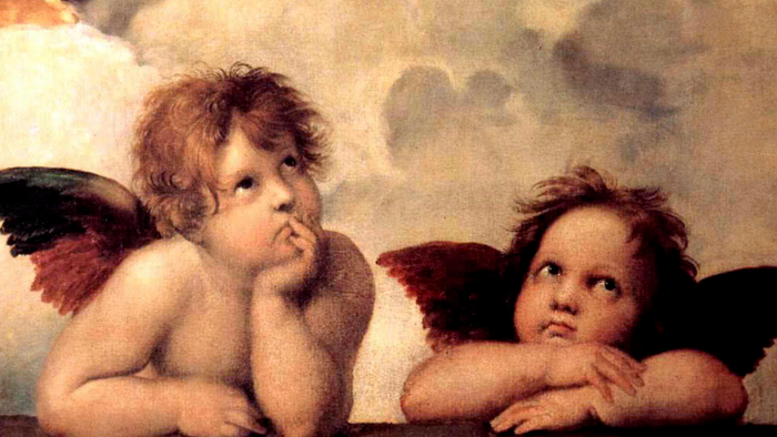 To kerubagtige engle med vinger hvilende på albuerne, den ene med hånden på hagen, sat mod en skyet himmel.