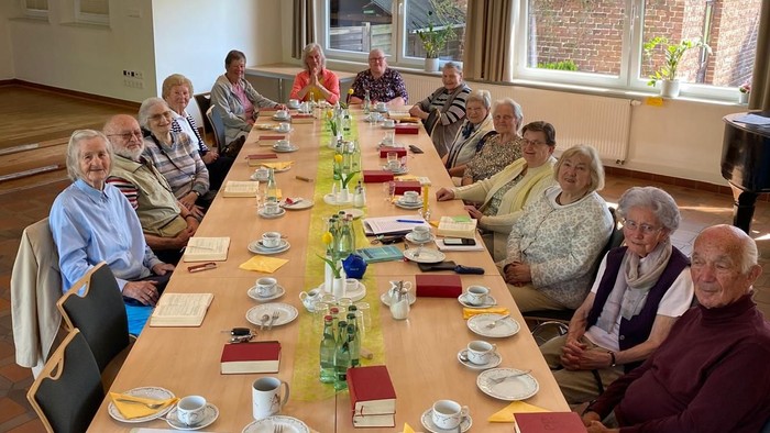 Seniorengruppe beim Essen in einem hellen Raum