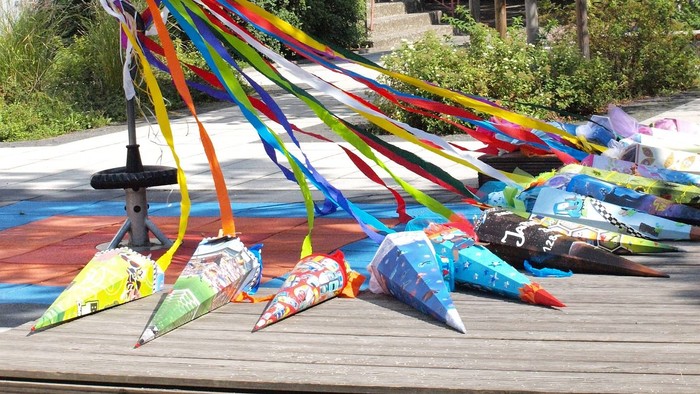 Bunte Ballons und Regenschirme auf Holzplattform