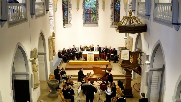 Kirchliche Zeremonie mit Musikern und Gästen in einer großen Kirche