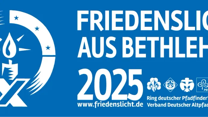 Werbetransparent für „Friedenslicht aus Bethlehem 2025“ mit Symbolen und Website.
