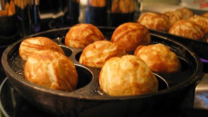 Gulde og brune pølser i stålfremstillere.