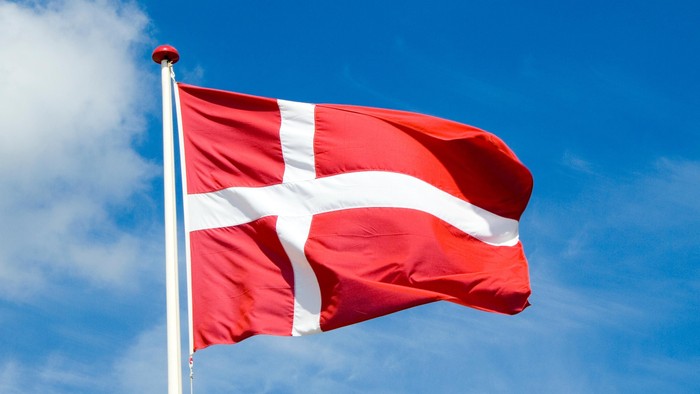 Dansk flag vimpler i blåt himmel.