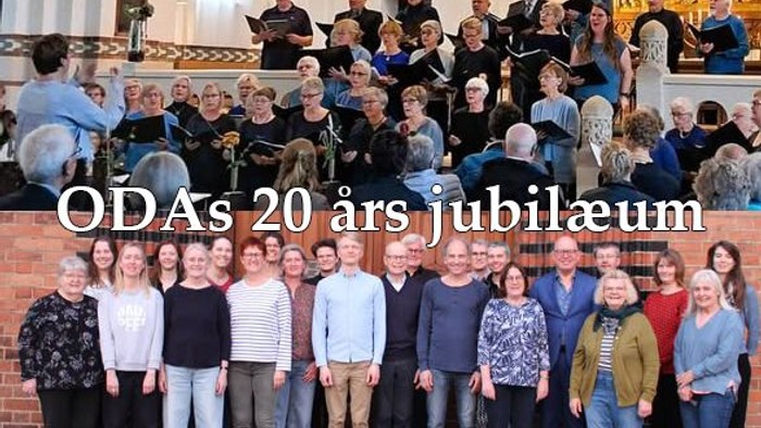 En stor gruppe af mennesker samlet til ODAs 20 års jubilæum i en kirke.